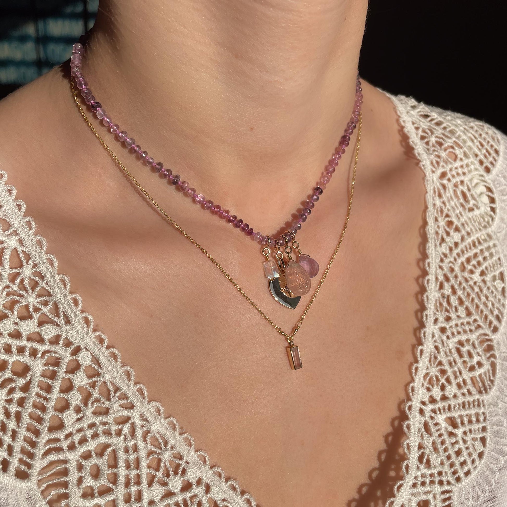 Collier 36 cm spinelle rose et 4 charms composés de différentes pierres fines naturelles et d'un pendentif cœur plaqué or