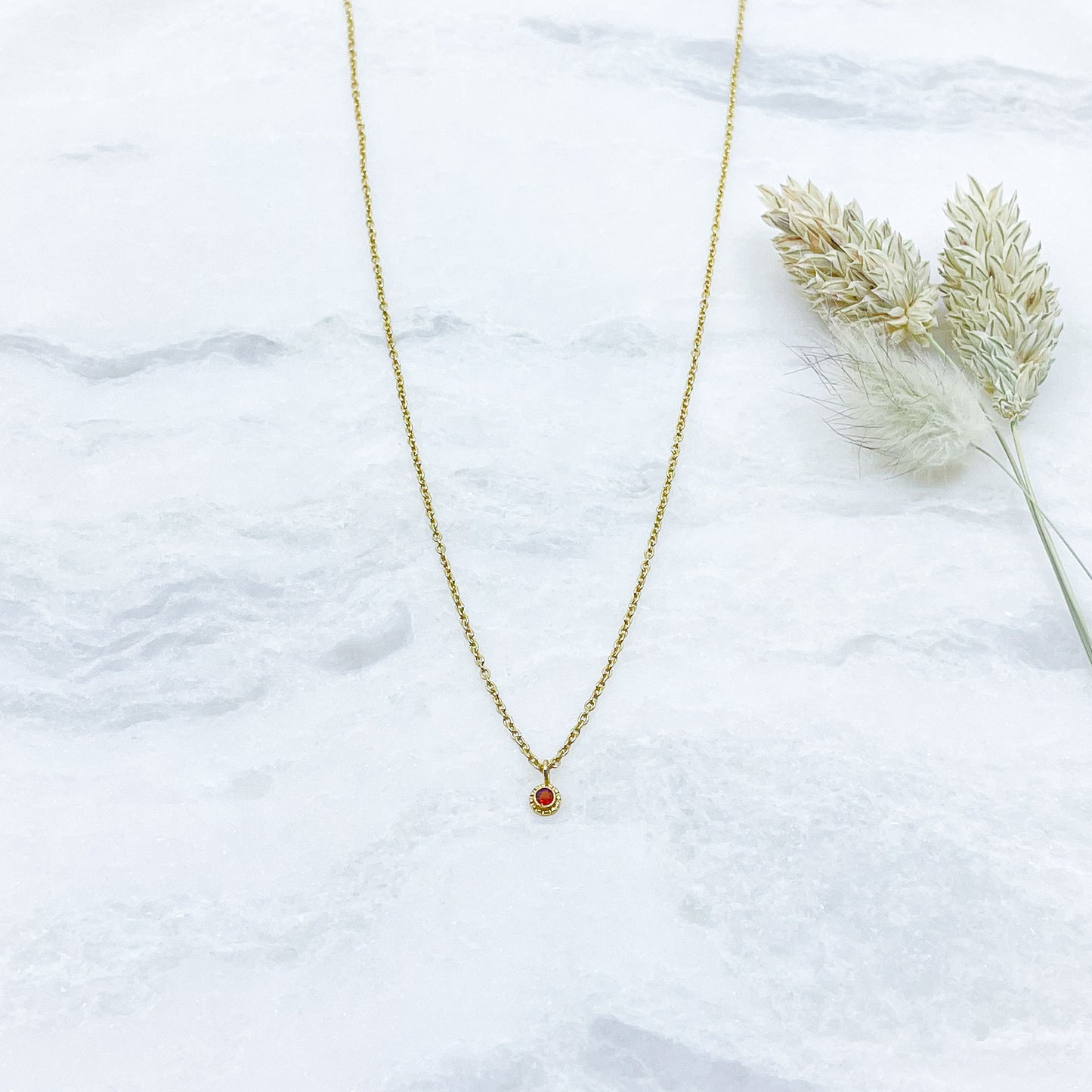 Collier plaqué or, chaîne de réglage jusqu'à 55 cm. Pendentif pierre fine naturelle de Grenat rouge comme un soleil