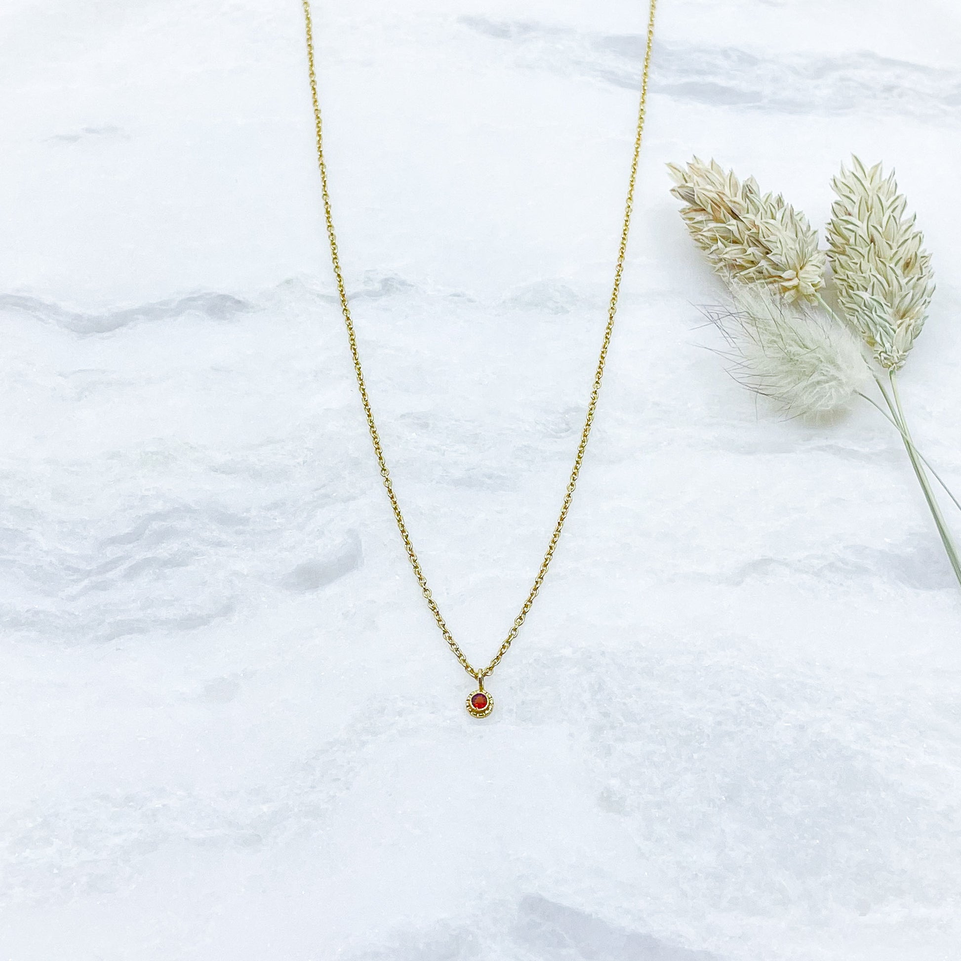 Collier plaqué or, chaîne de réglage jusqu'à 55 cm. Pendentif pierre fine naturelle de Grenat rouge comme un soleil