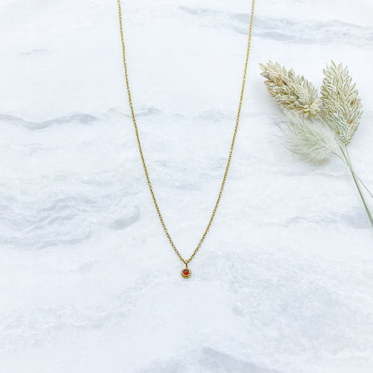 Collier plaqué or, chaîne de réglage jusqu'à 55 cm. Pendentif pierre fine naturelle de Grenat rouge comme un soleil