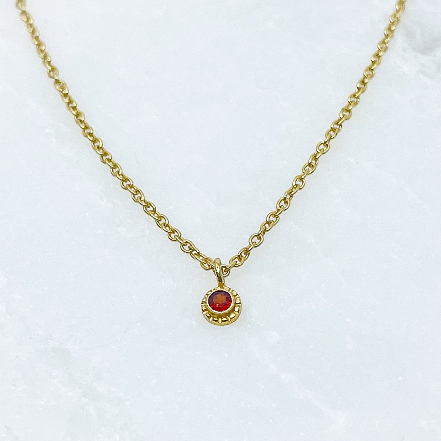 Collier plaqué or, chaîne de réglage jusqu'à 55 cm. Pendentif pierre fine naturelle de Grenat rouge comme un soleil