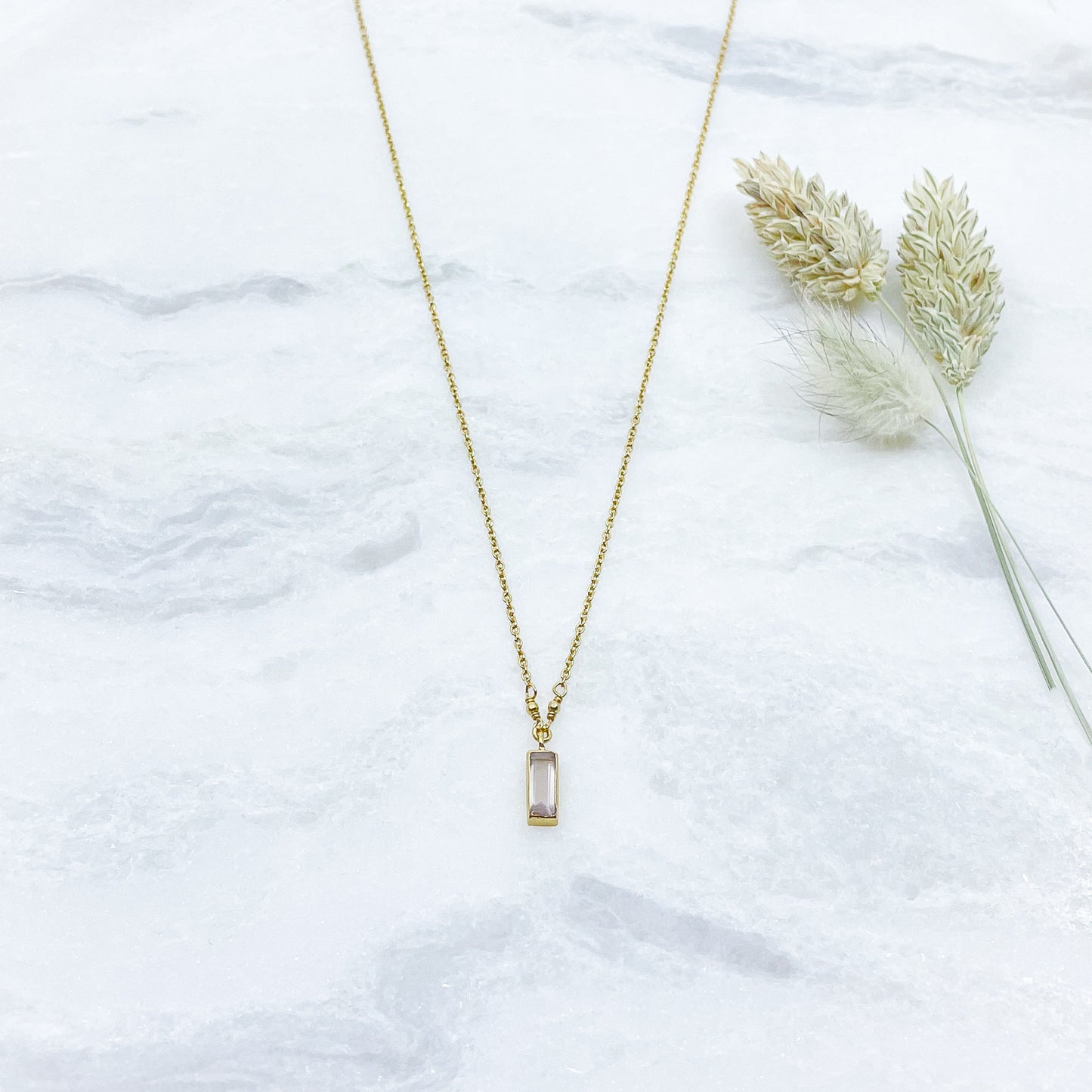 Collier plaqué or, chaîne de réglage 39 à 42 cm. Pendentif pierre fine naturelle de quart rose rectangulaire