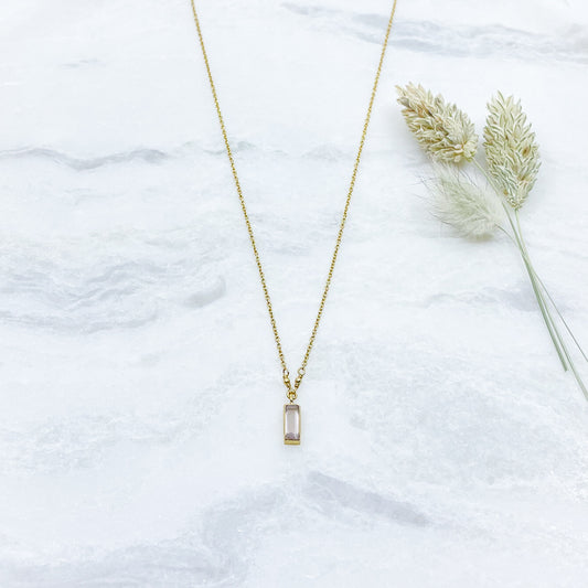 Collier plaqué or, chaîne de réglage 39 à 42 cm. Pendentif pierre fine naturelle de quart rose rectangulaire