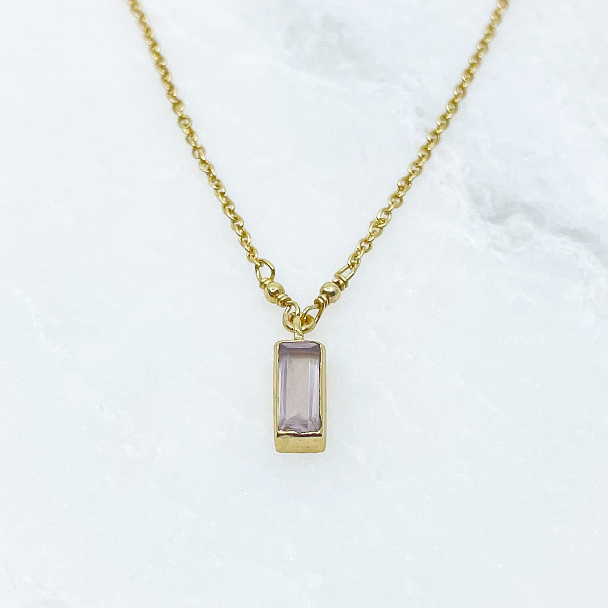 Collier plaqué or, chaîne de réglage 39 à 42 cm. Pendentif pierre fine naturelle de quart rose rectangulaire