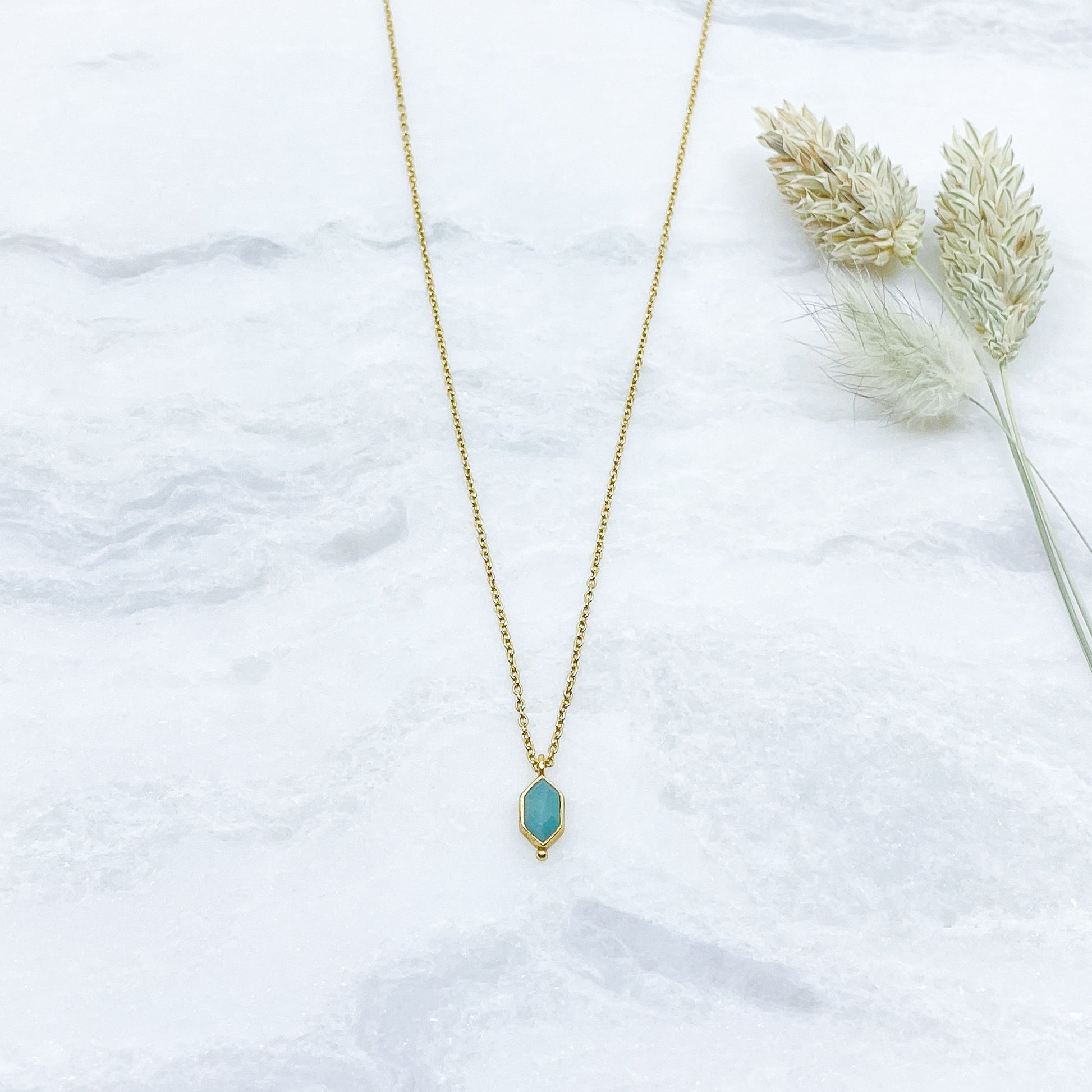 Collier plaqué or, chaîne de réglage jusqu'à 55 cm. Pendentif pierre fine naturelle d'amazonite verte en forme de losange.