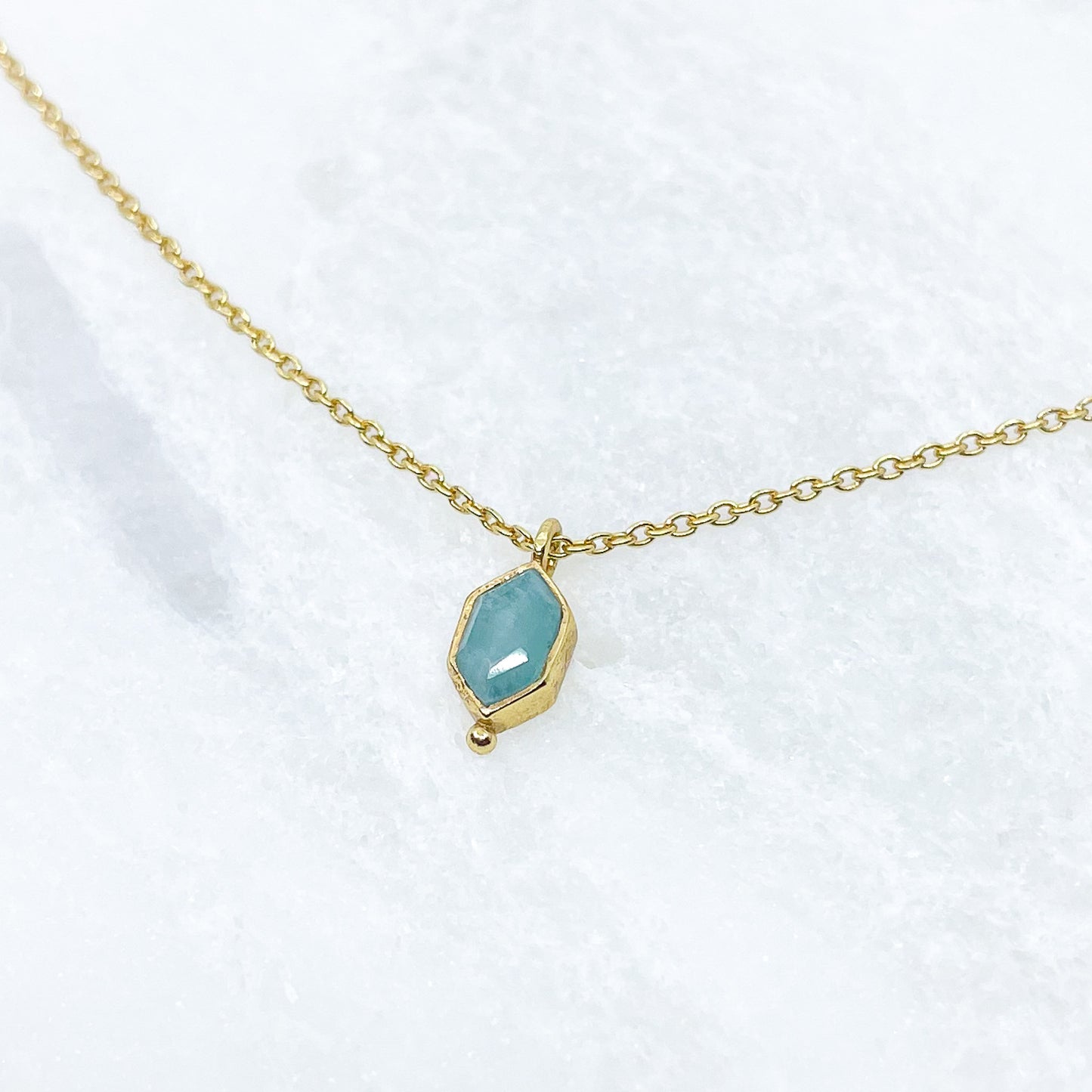 Collier plaqué or, chaîne de réglage jusqu'à 55 cm. Pendentif pierre fine naturelle d'amazonite verte en forme de losange.