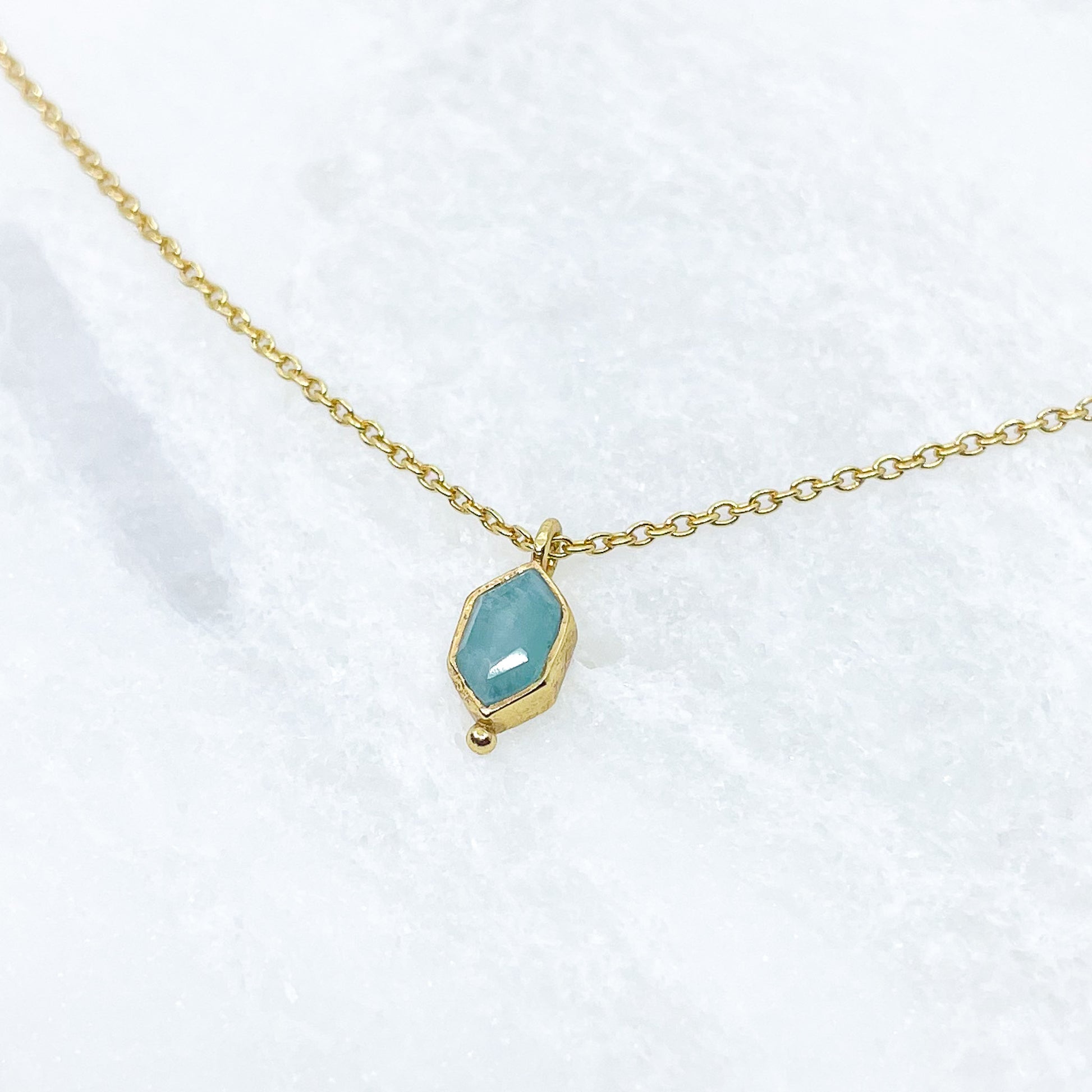 Collier plaqué or, chaîne de réglage jusqu'à 55 cm. Pendentif pierre fine naturelle d'amazonite verte en forme de losange.