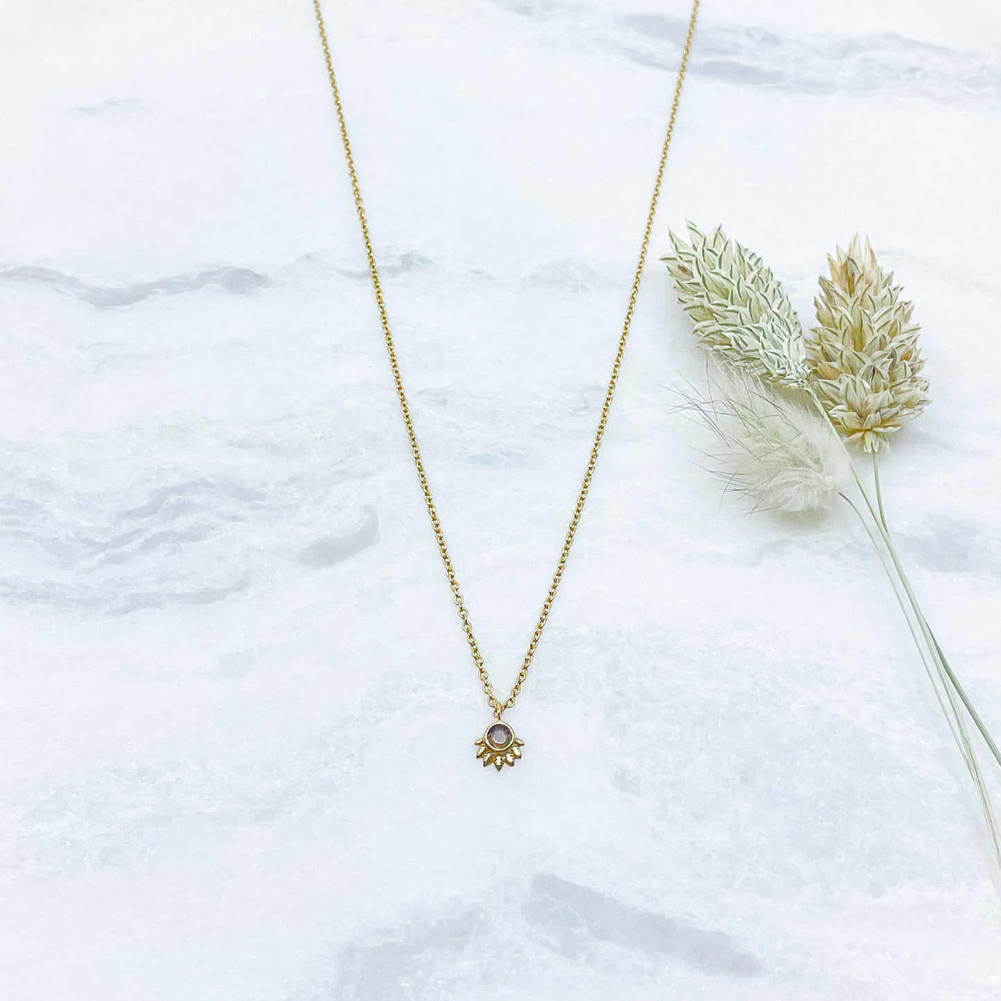 Collier plaqué or, chaîne de réglage jusqu'à 55 cm. Pendentif pierre fine naturelle de quartz fumé comme un couché de soleil