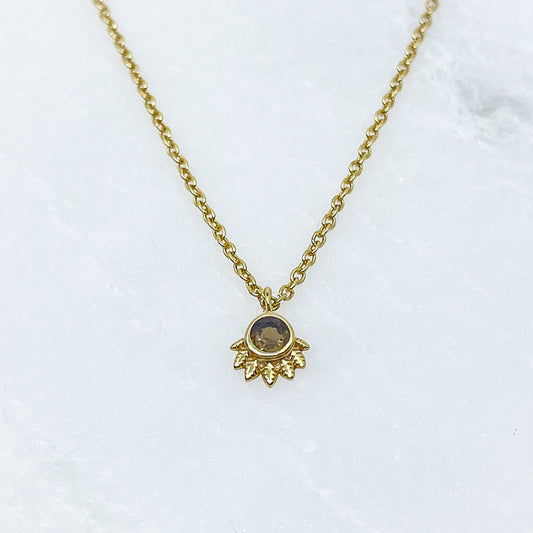Collier plaqué or, chaîne de réglage jusqu'à 55 cm. Pendentif pierre fine naturelle de quartz fumé comme un couché de soleil