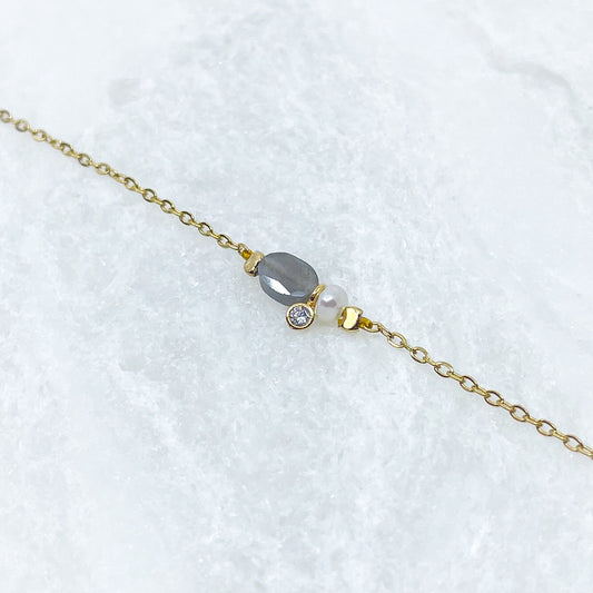 Collier en pierre fine naturelle Labradorite orné d'une perle de culture et d'un petit pendentif cristal éclatant. Monté sur chaîne dorée en acier inoxydable.