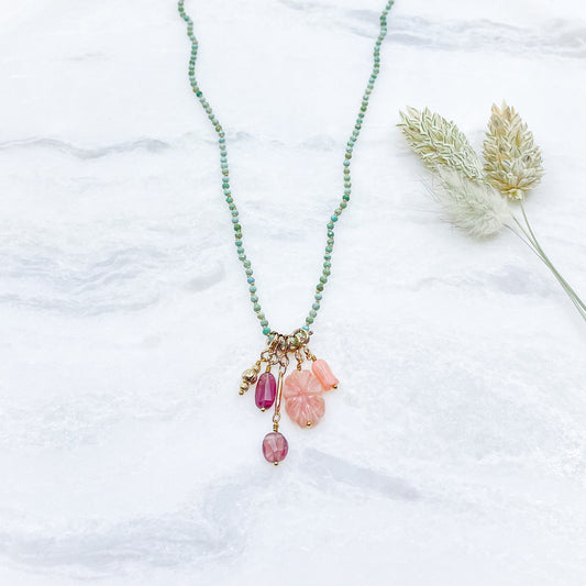 Collier 36 cm en Turquoise aux tons verts et 5 charms composés de différentes pierres fines naturelles et corail et d'un pendentif plaqué or