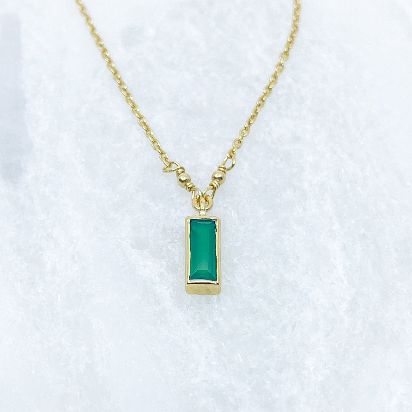 Collier plaqué or, chaîne de réglage 39 à 42 cm. Pendentif pierre fine naturelle d'Agathe verte rectangulaire