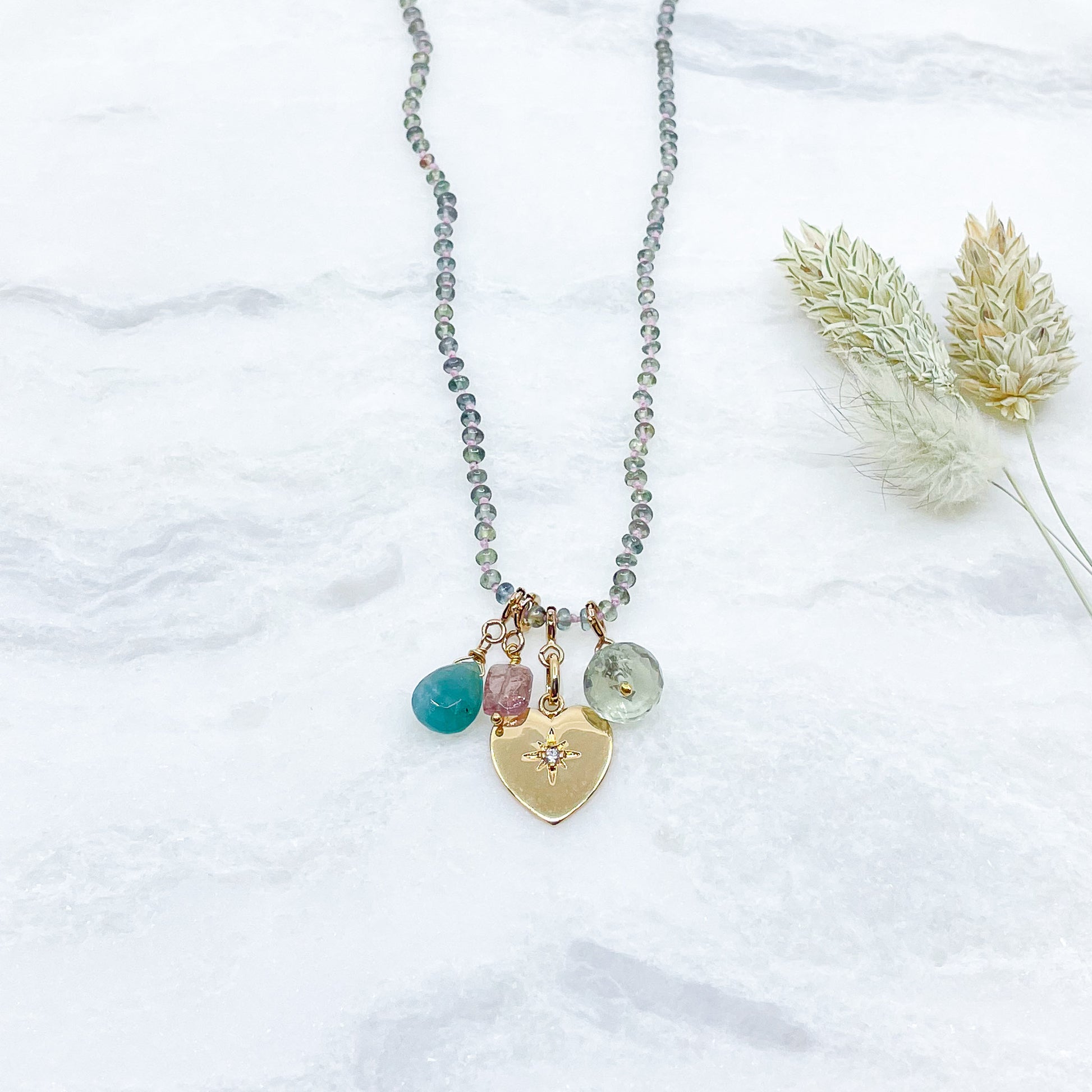 Collier 36 cm green saphir et 4 charms composés de différentes pierres fines naturelles et d'un pendentif cœur plaqué or