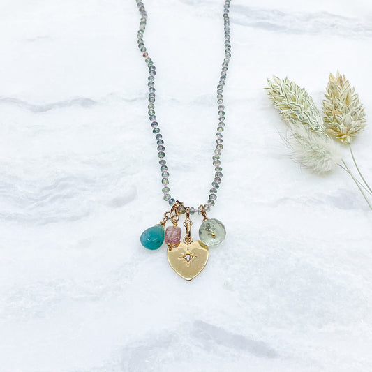 Collier 36 cm green saphir et 4 charms composés de différentes pierres fines naturelles et d'un pendentif cœur plaqué or