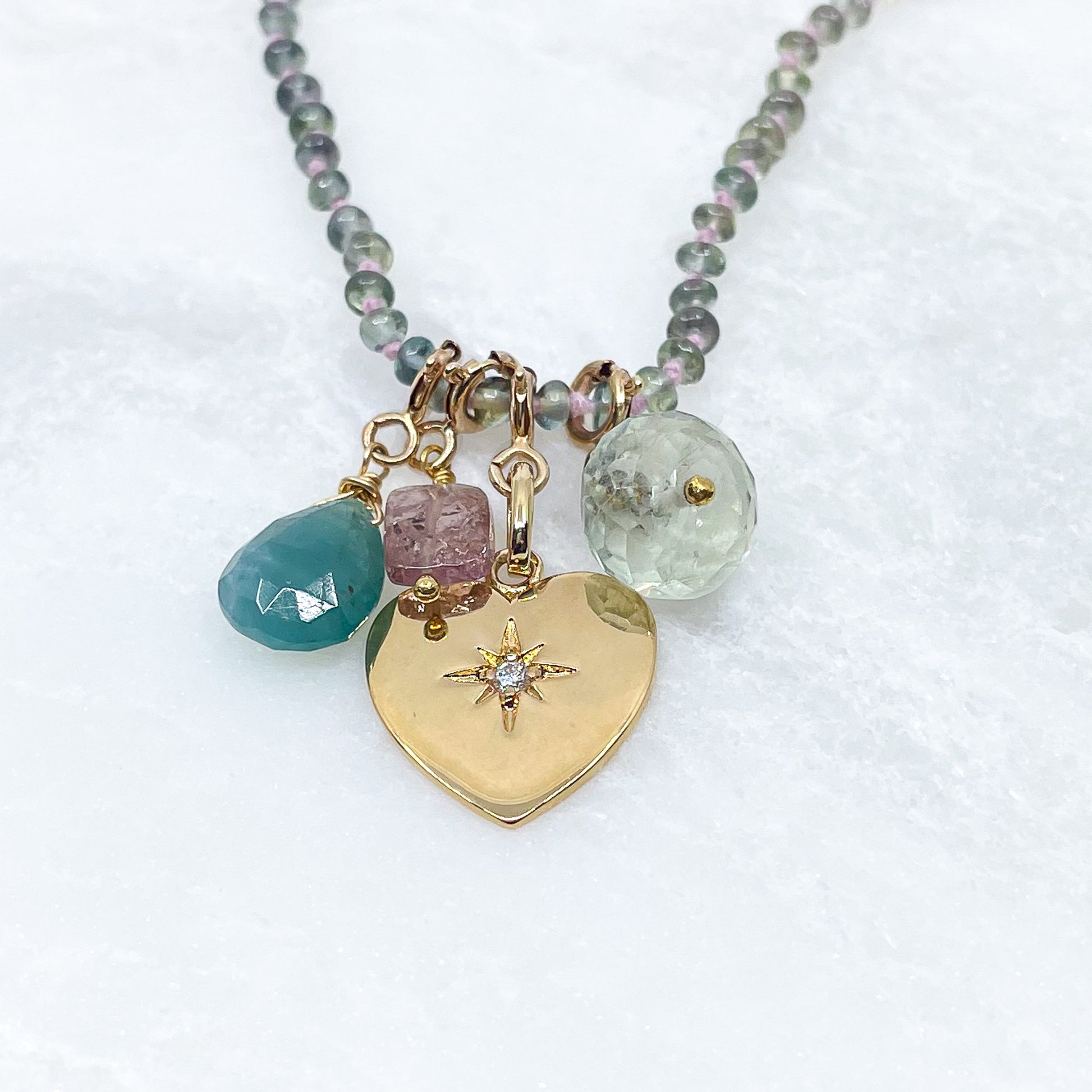 Collier 36 cm green saphir et 4 charms composés de différentes pierres fines naturelles et d'un pendentif cœur plaqué or