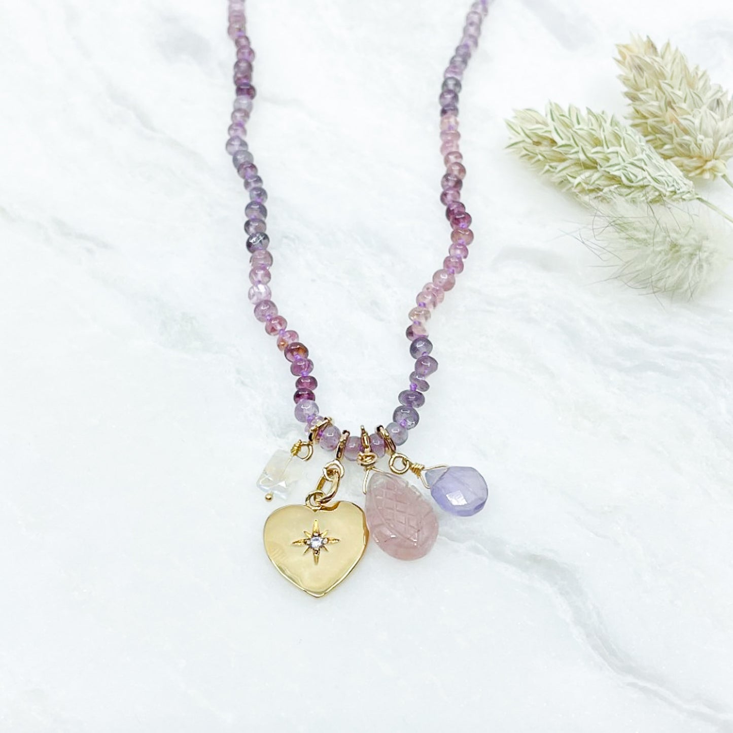 Collier 36 cm spinelle rose et 4 charms composés de différentes pierres fines naturelles et d'un pendentif cœur plaqué or