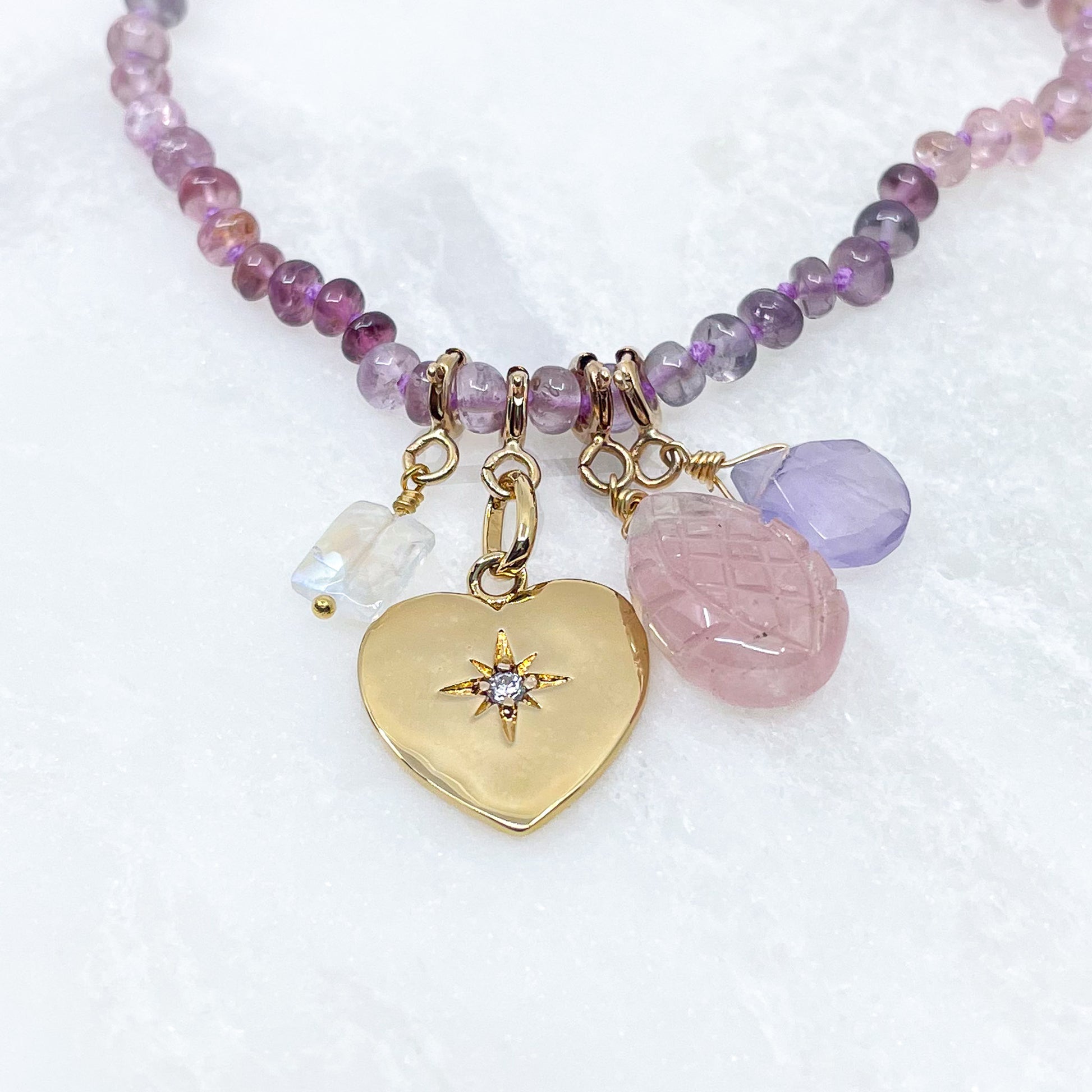 Collier 36 cm spinelle rose et 4 charms composés de différentes pierres fines naturelles et d'un pendentif cœur plaqué or