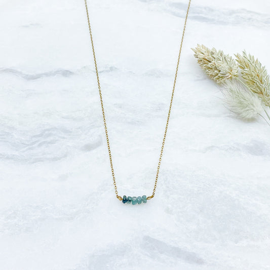 Collier en pierres fines naturelles de Tourmaline aux déclinaison bleu-vert. 5 pierres montées sur une chaîne en acier inoxydable doré.