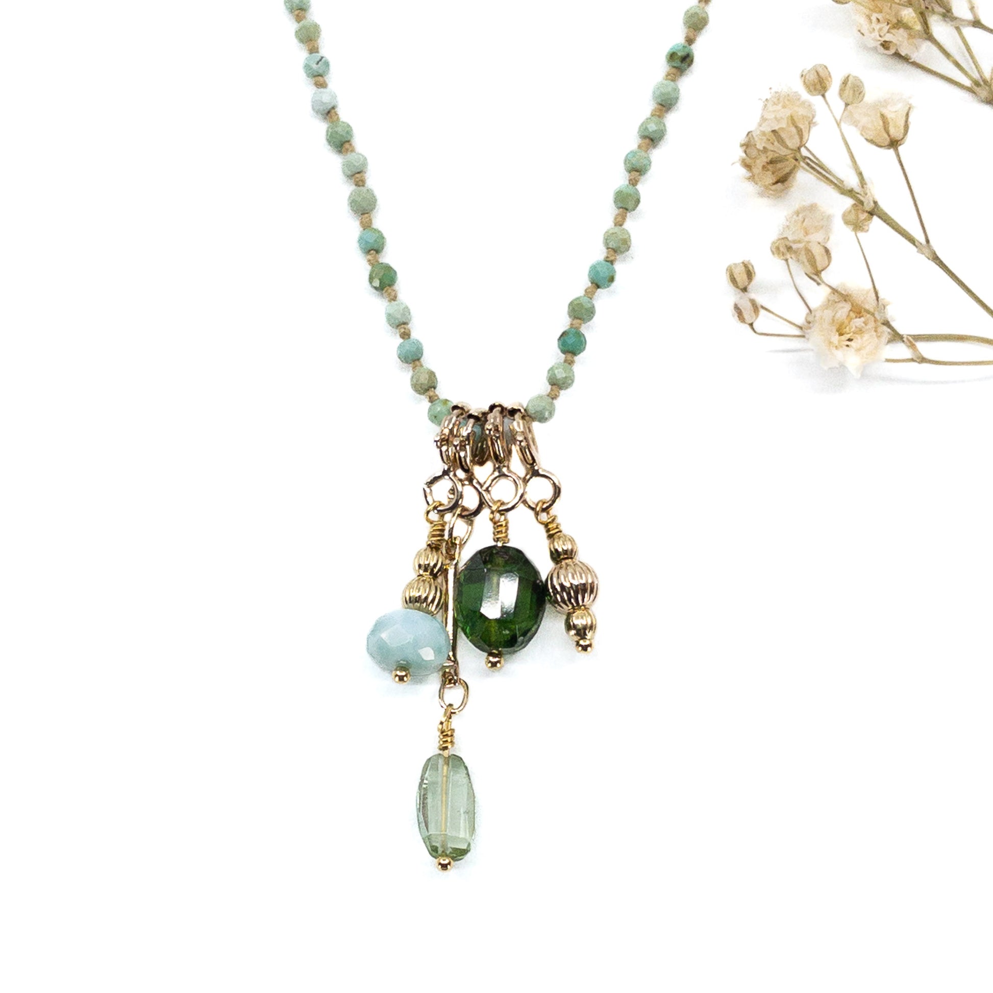Collier 36 cm en Turquoise aux tons verts et 4 charms composés de différentes pierres fines naturelles et d'un pendentif plaqué or