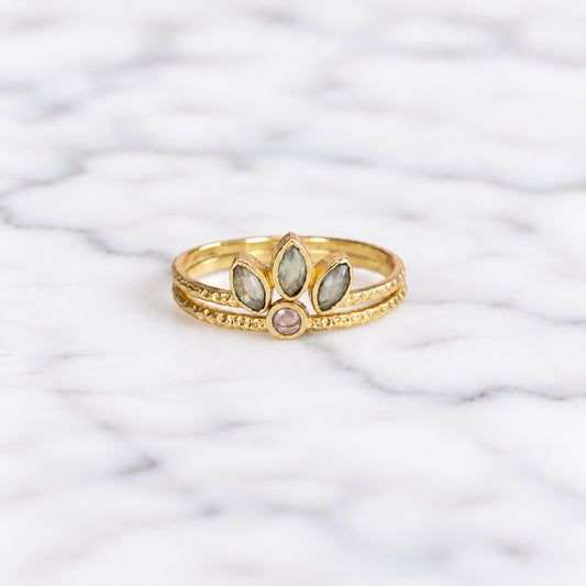 Bague en argent plaqué or en pierre fine naturelle Duo de bagues formant une couronne de feuilles en pierres fines naturelles de phrénite blanche et cœur de quartz rosé. Bijoux plaqués or pouvant être portés indépendamment.