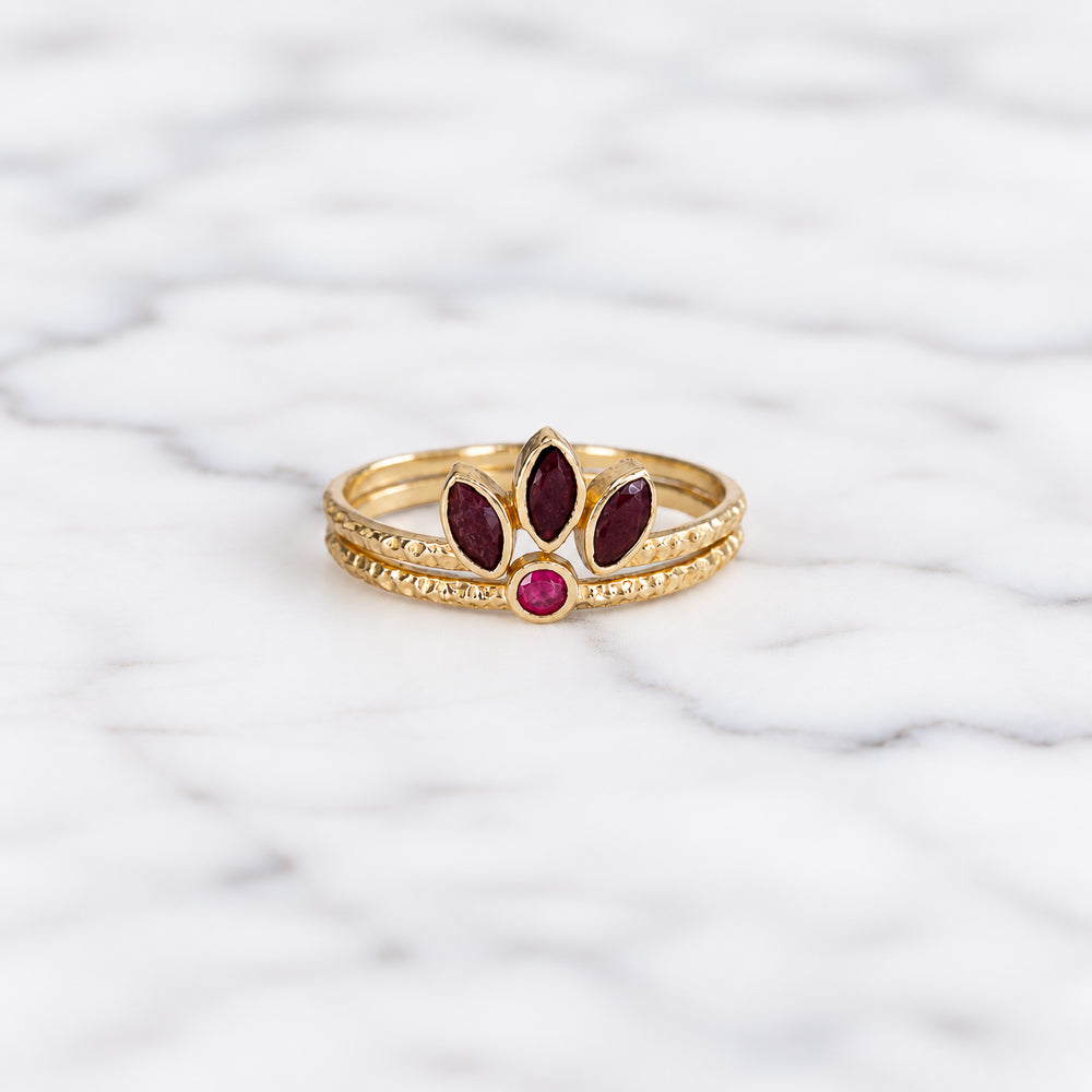 Duo de bagues formant une couronne de feuilles en pierres fines naturelles de jaspe rouge et cœur rouge rubis. Bijoux plaqués or pouvant être portés indépendamment.