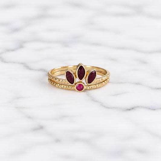 Duo de bagues formant une couronne de feuilles en pierres fines naturelles de jaspe rouge et cœur rouge rubis. Bijoux plaqués or pouvant être portés indépendamment.