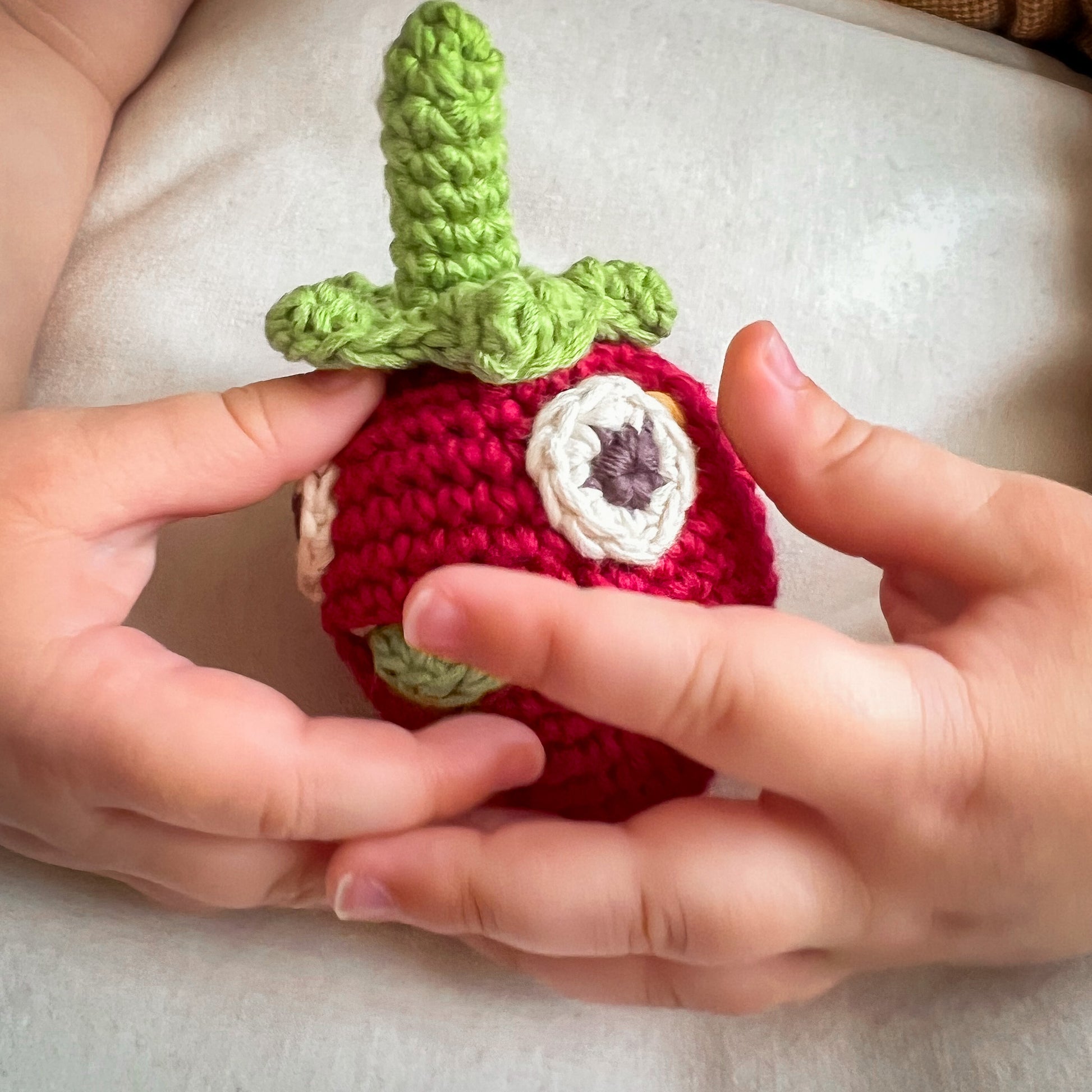 Hochet Fraise pour bébé en crochet en coton bio fait main avec petit grelot. Hauteur 10 cm, couleur rouge
