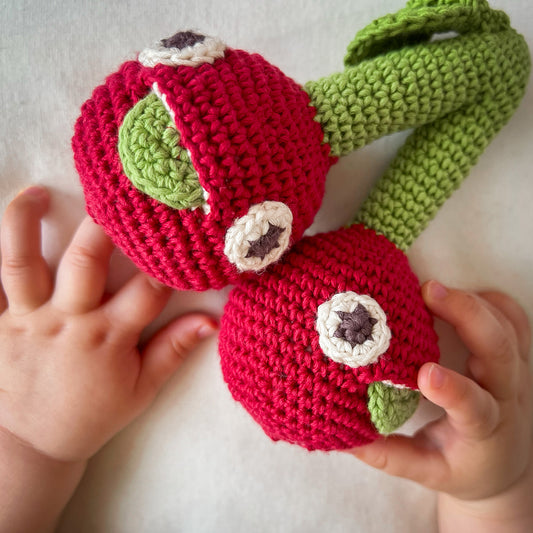 Hochet Cerises pour bébé en crochet en coton bio fait main avec petit grelot. Deux cerises. Couleur rouge.