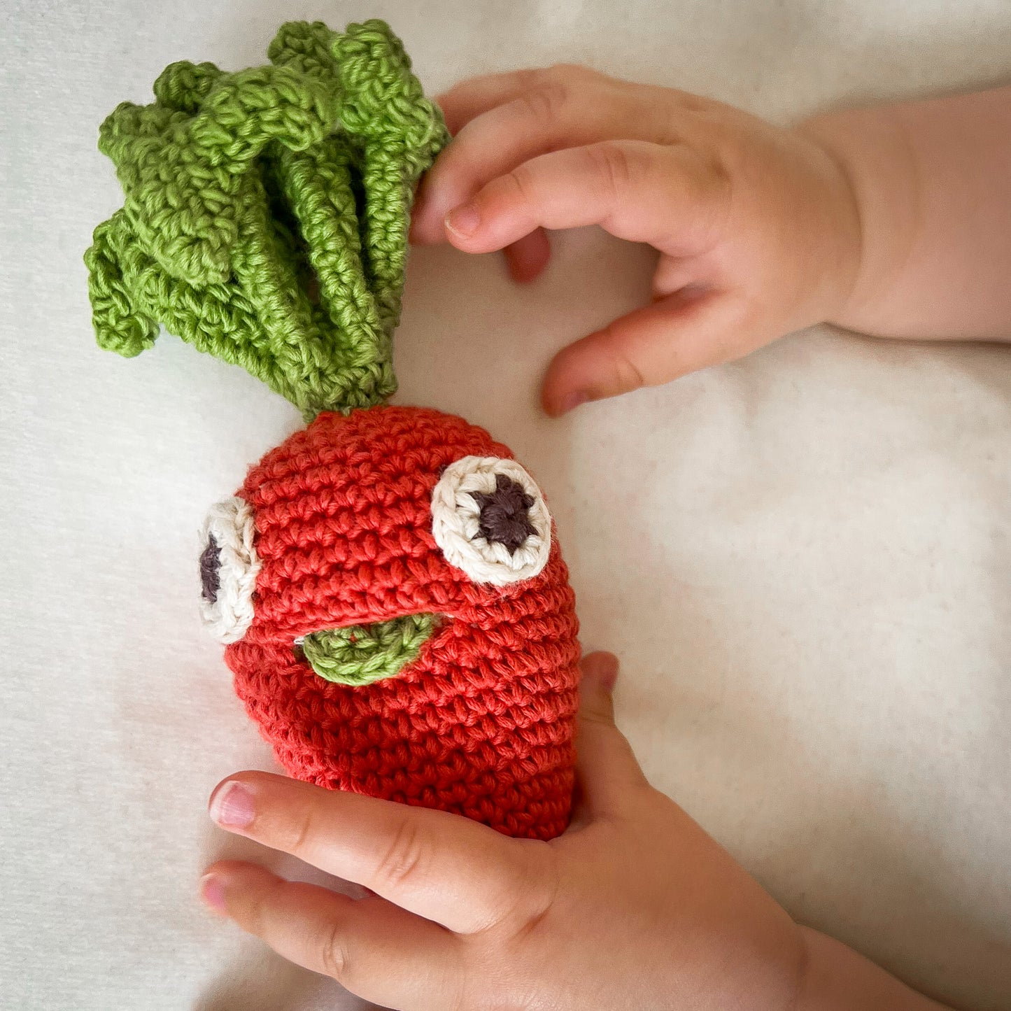 Hochet Carotte pour bébé en crochet en coton bio fait main avec petit grelot. Hauteur 17 cm, couleur orange