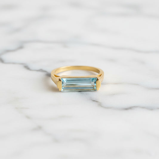Bague avec pierre de Topaze Bleue rectangulaire montée sur un anneau plaqué or aspect mat