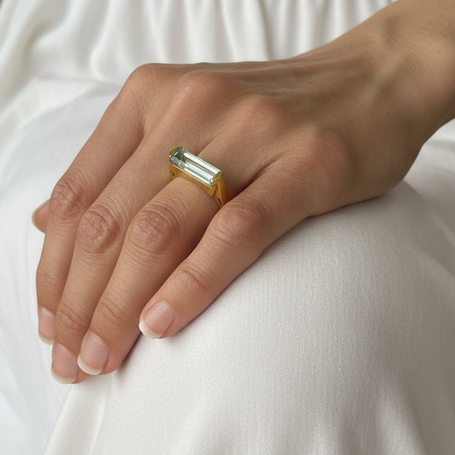 Bague avec pierre de Topaze Bleue rectangulaire montée sur un anneau plaqué or aspect mat