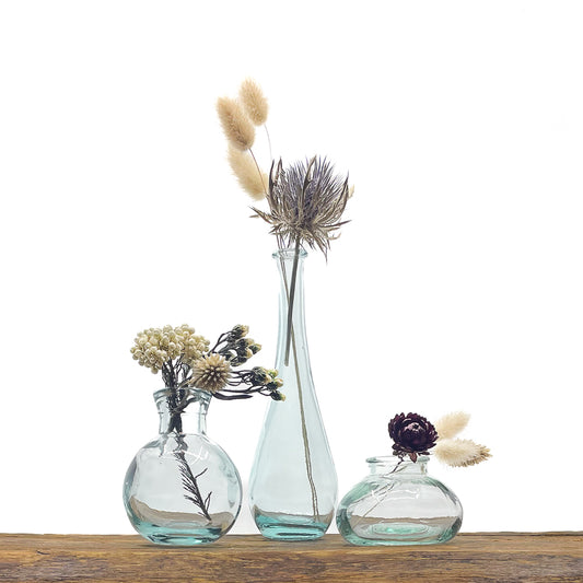 Mini vases en verre recyclé de teinte légèrement bleuté au design coordonné.