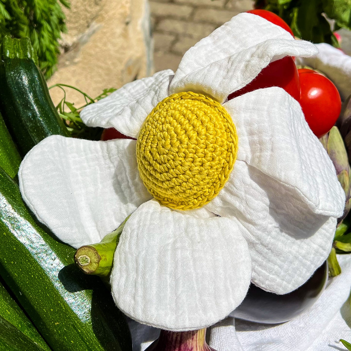 Doudou pour bébé fleur de camomille blanche et cœur jaune, en coton biologique certifié GOTS et crochet fait à la main.
