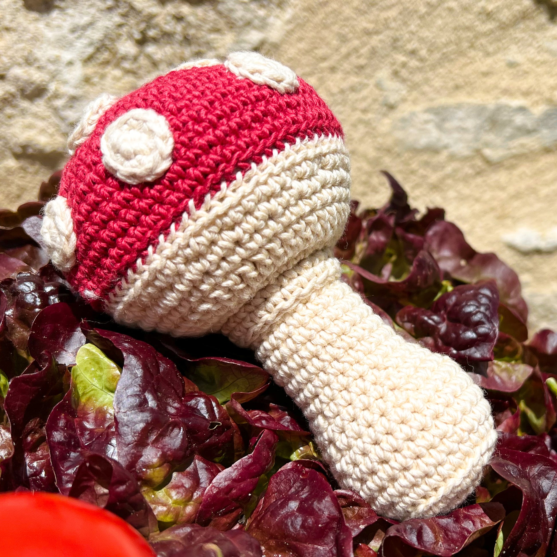 Hochet Champignon pour bébé en crochet en coton bio fait main avec petit grelot. Hauteur 14cm, couleur rouge et pois blancs