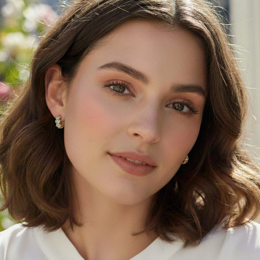 Boucles d'oreilles mini créoles composées de pierres ovales de Zircon naturen. Bijou Plaqué or 18 carats.