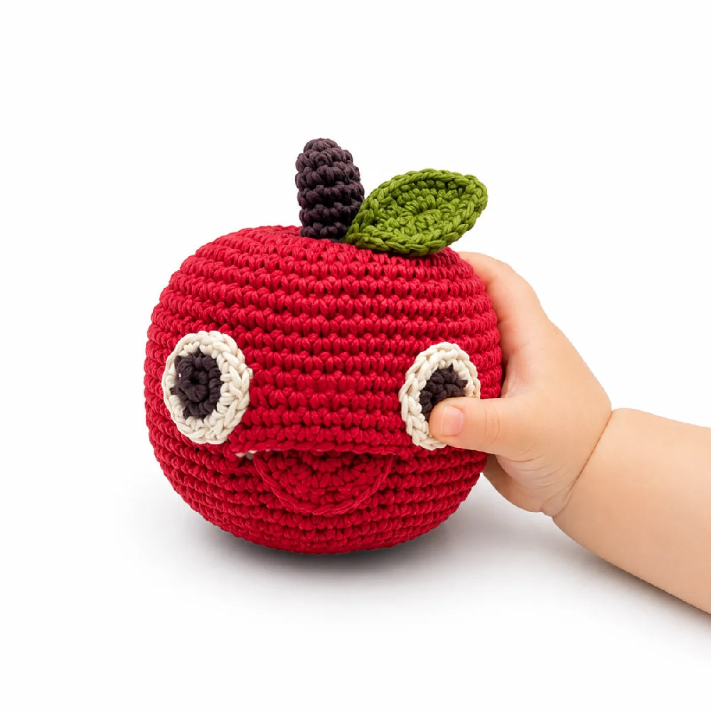 Hochet en coton bio fait au crochet à la main en forme de pomme toute rouge.