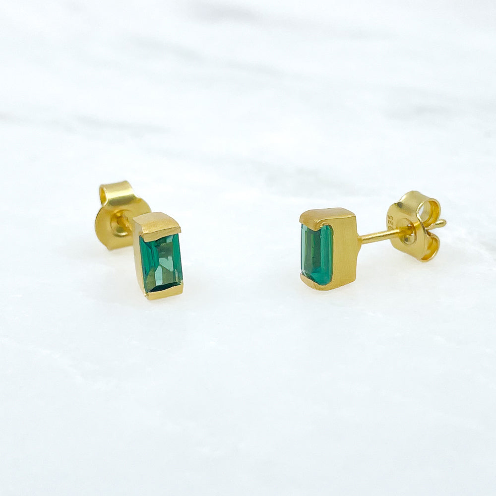 Boucles d'oreilles en laiton doré à l'or fin finition mate - pierre rectangulaire de tourmaline verte