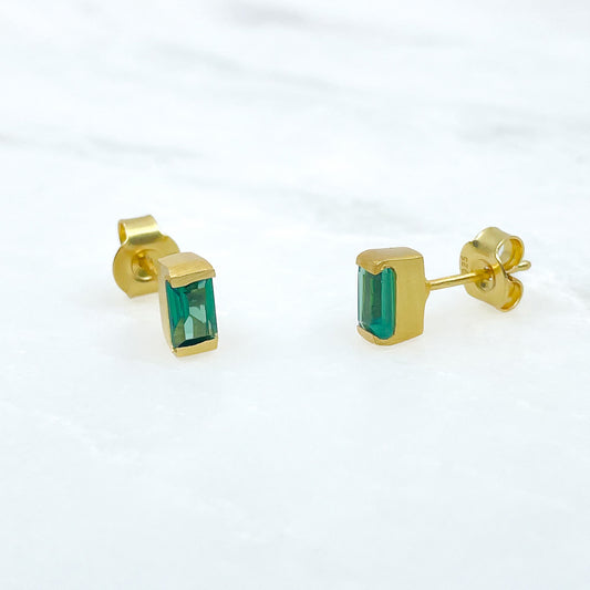 Boucles d'oreilles en laiton doré à l'or fin finition mate - pierre rectangulaire de tourmaline verte