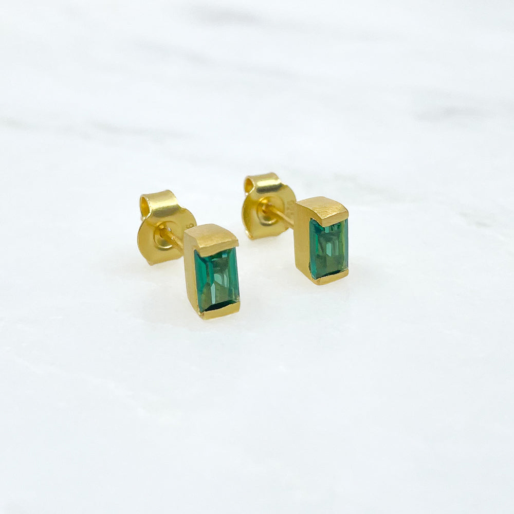 Boucles d'oreilles en laiton doré à l'or fin finition mate - pierre rectangulaire de tourmaline verte