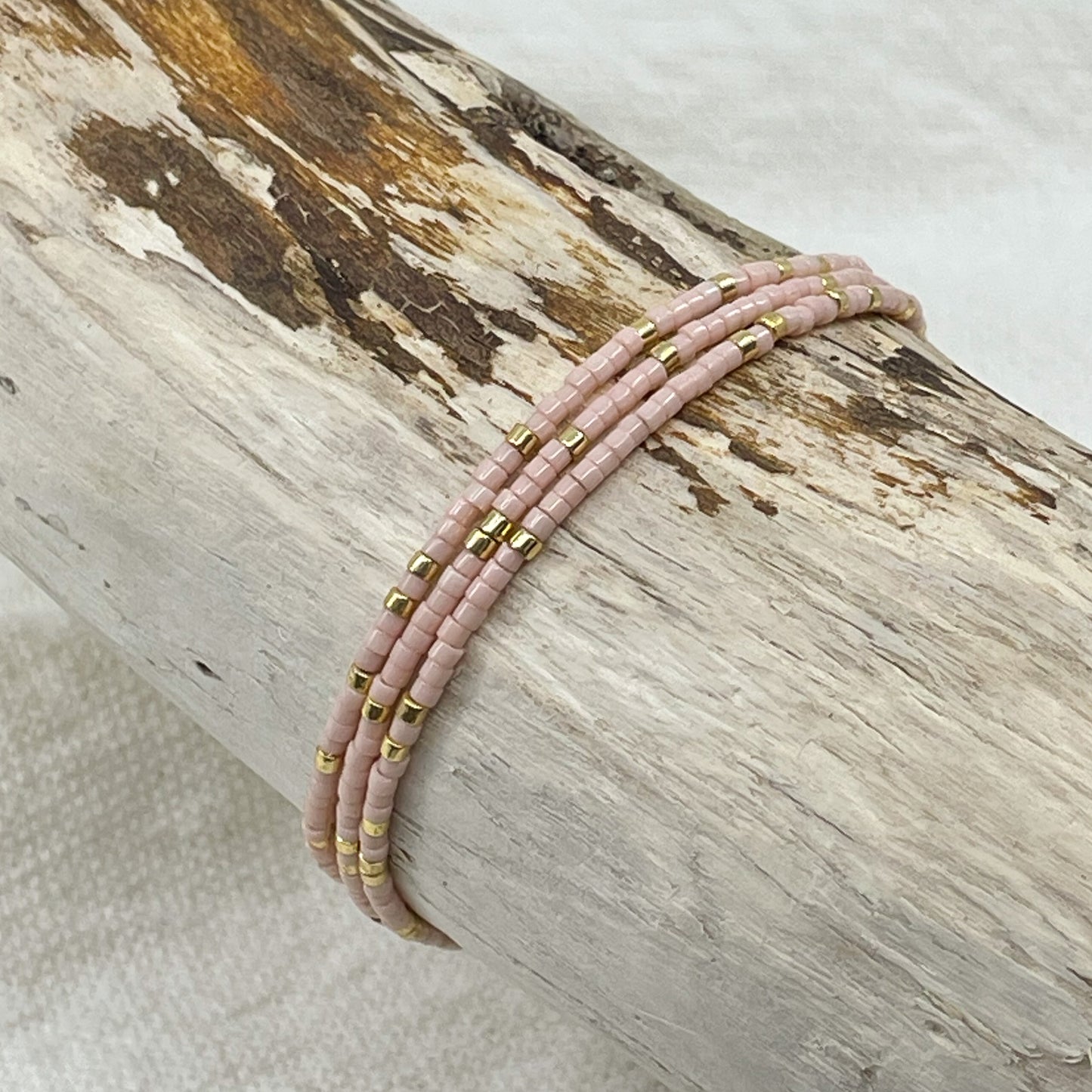 Bracelet ajustable en pierre de rocaille rose doux et or. Trois tours de poignet