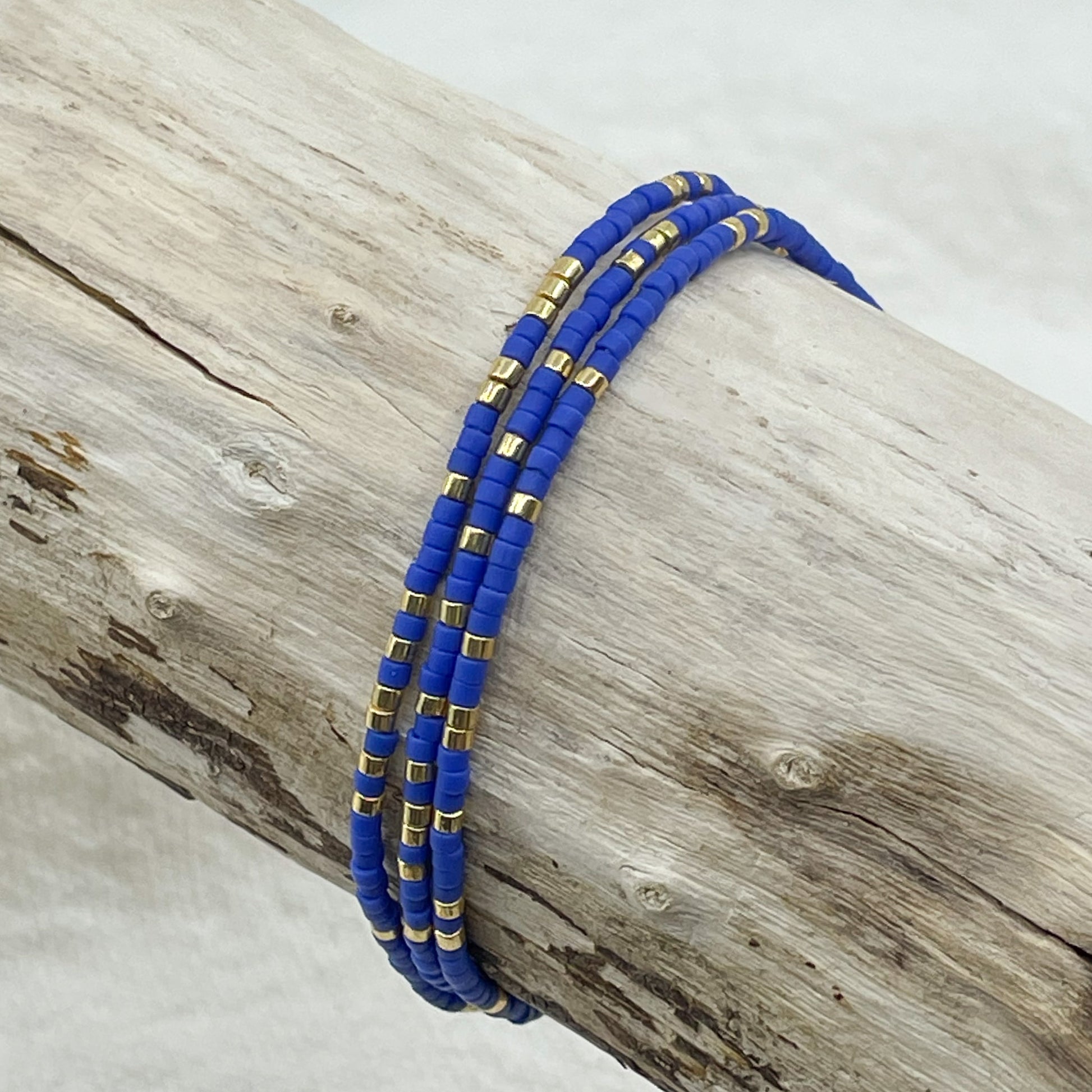 Bracelet ajustable en pierre de rocaille bleu des îles grecques et or. Trois tours de poignet