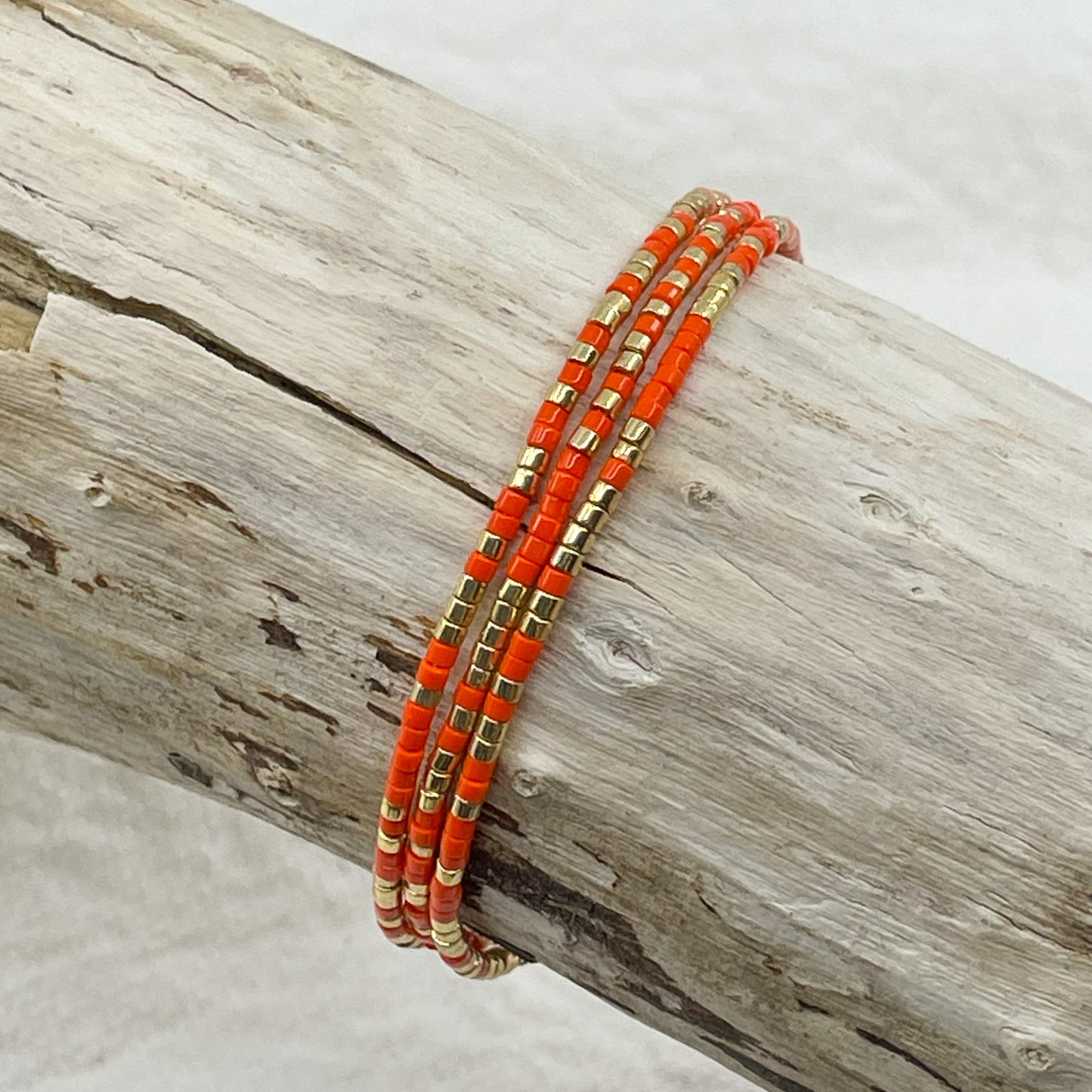 Bracelet ajustable en pierre de rocaille orange pétillant et or. Trois tours de poignet