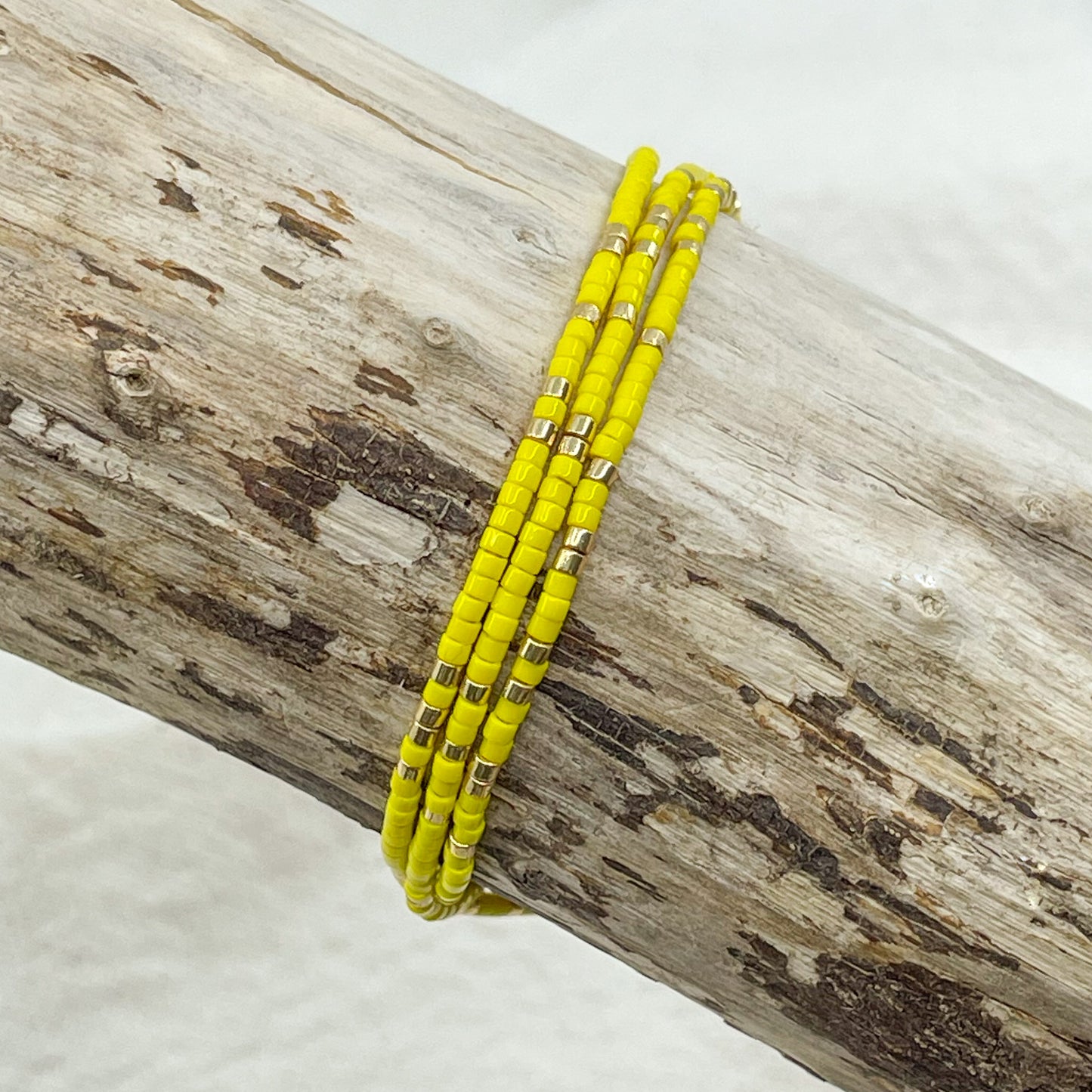 Bracelet ajustable en pierre de rocaille jaune citron et or. Trois tours de poignet