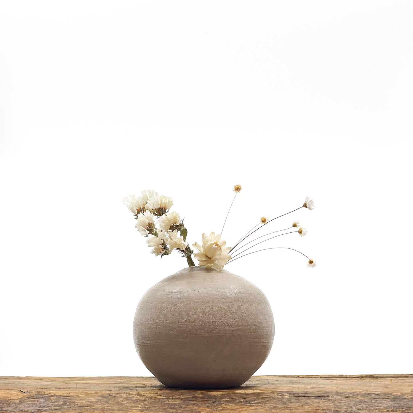 Vase en terre cuite fait main - design épuré.