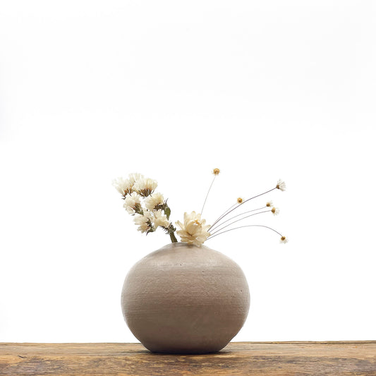 Vase en terre cuite fait main - design épuré.