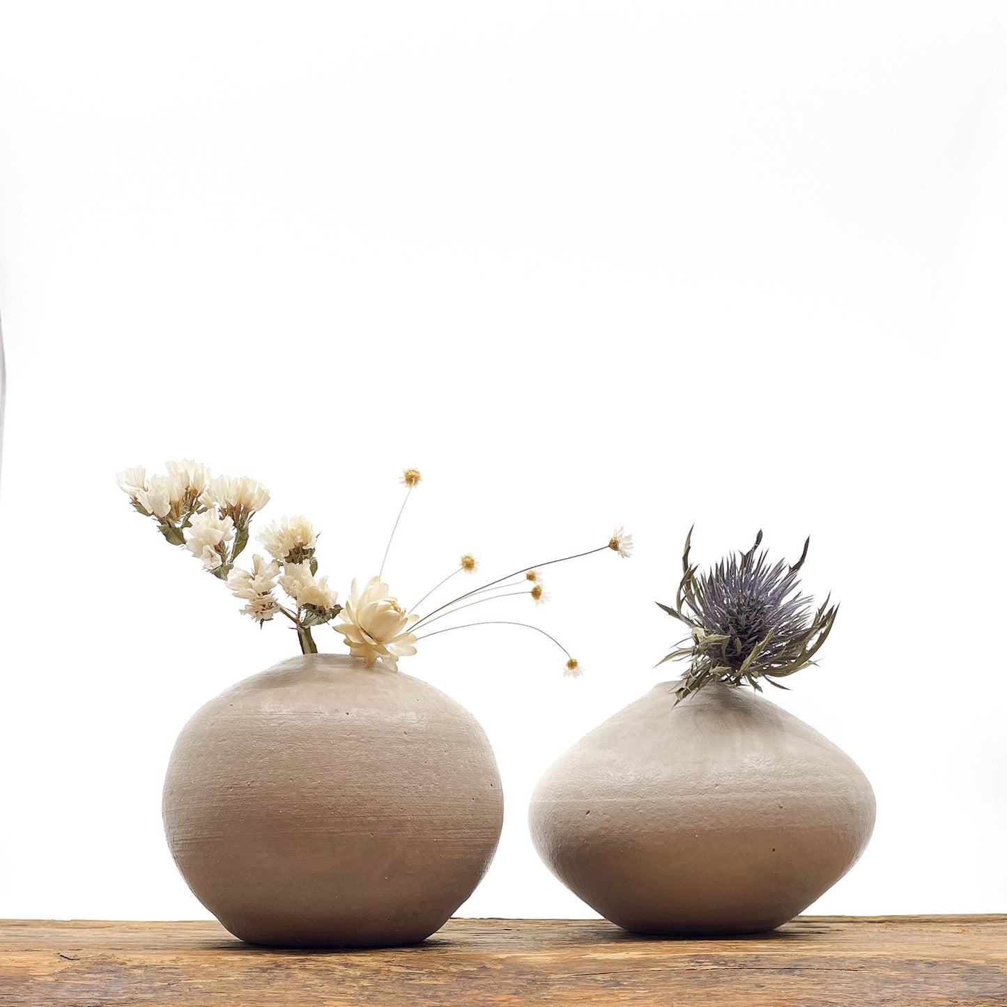 Vase en terre cuite fait main - design épuré.