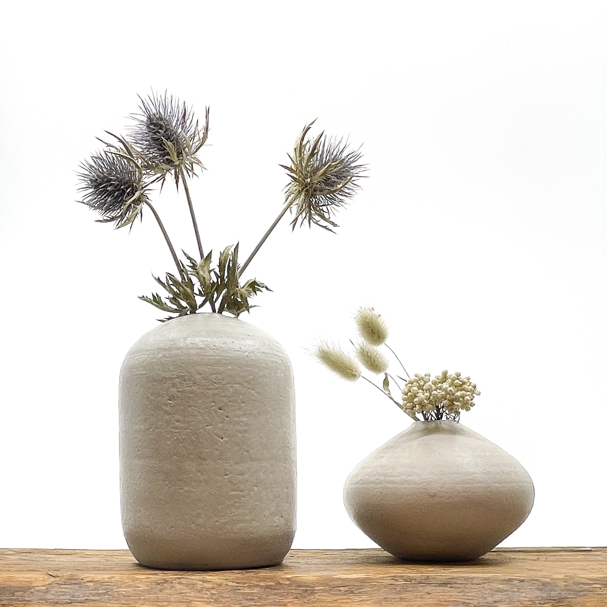 Vase en terre cuite fait main - design épuré.