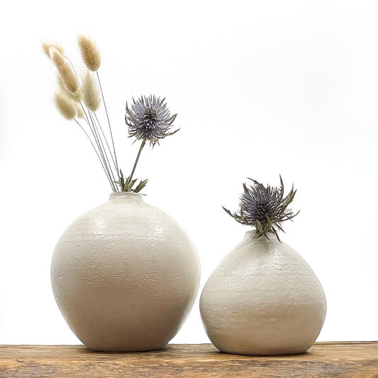 Vase en terre cuite fait main - design épuré.