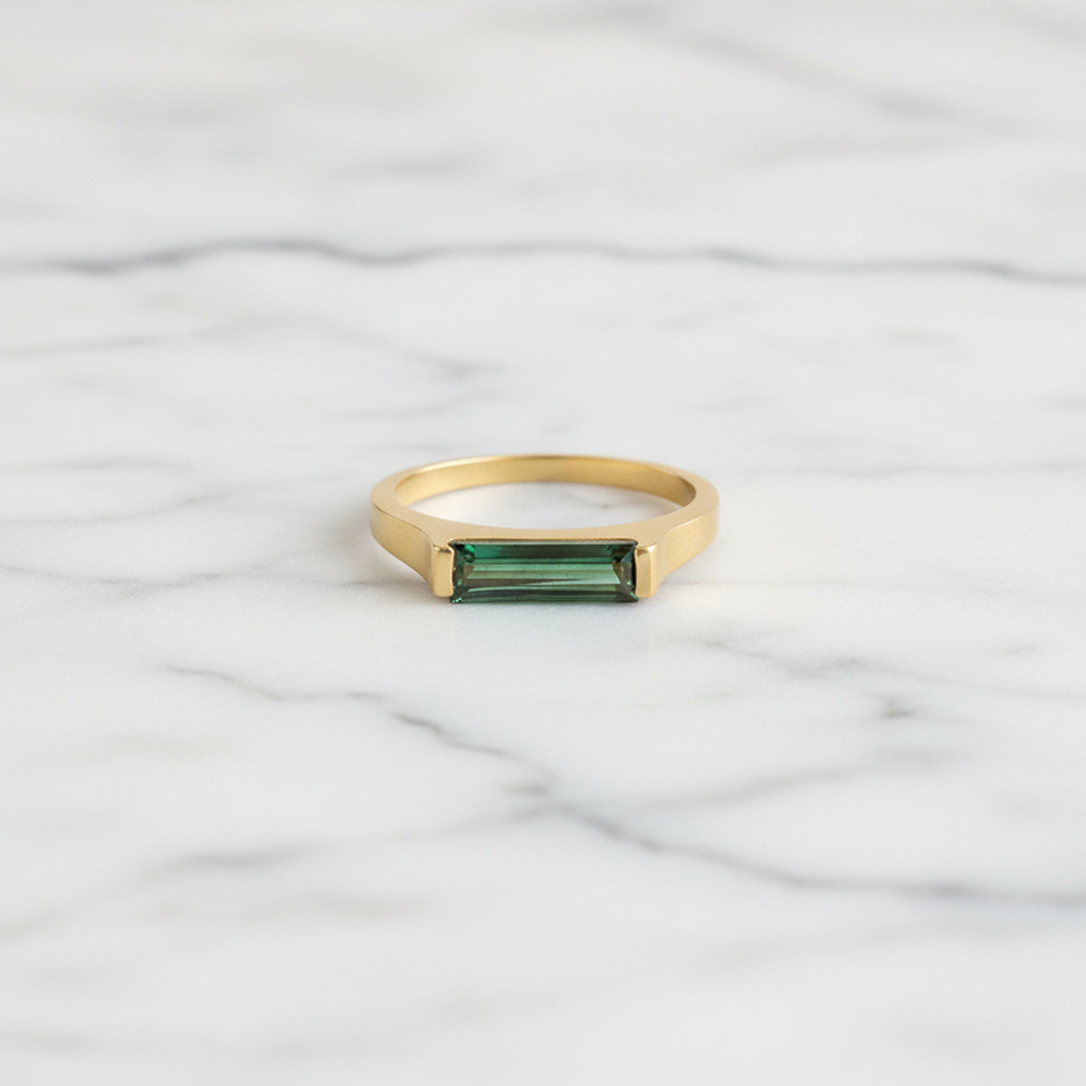 Bague avec tourmaline verte rectangulaire montée sur anneau en laiton plaqué or recyclé aspect mat.