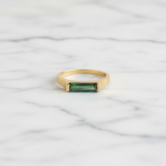 Bague avec tourmaline verte rectangulaire montée sur anneau en laiton plaqué or recyclé aspect mat.